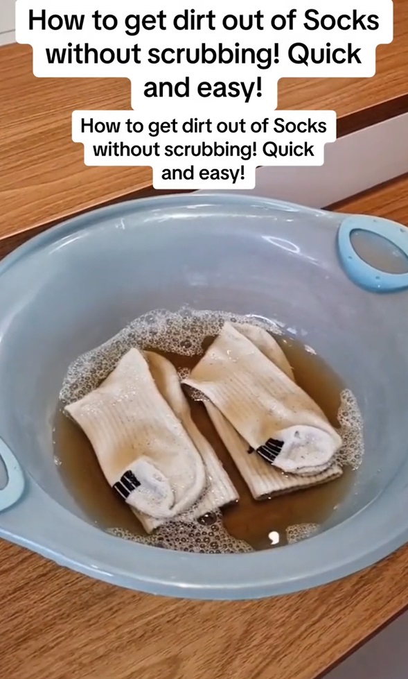 Tanpa disikat, ini cara mudah mencuci kaus kaki putih dekil jadi seperti baru pakai 3 bahan dapur