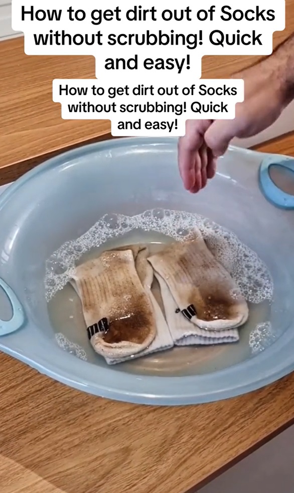 Tanpa disikat, ini cara mudah mencuci kaus kaki putih dekil jadi seperti baru pakai 3 bahan dapur