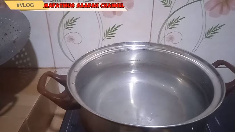 Tanpa tambahan asam jawa, ini trik merebus daun pepaya agar warnanya tetap hijau dan tidak pahit