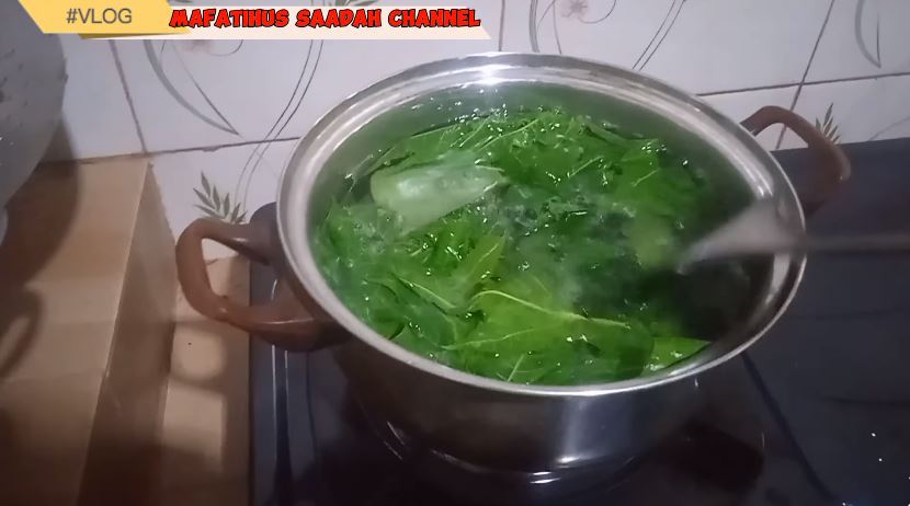 Tanpa tambahan asam jawa, ini trik merebus daun pepaya agar warnanya tetap hijau dan tidak pahit