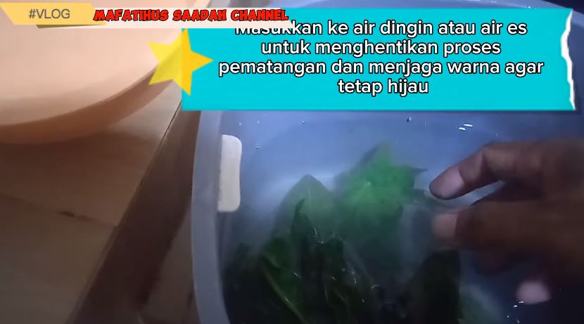 Tanpa tambahan asam jawa, ini trik merebus daun pepaya agar warnanya tetap hijau dan tidak pahit