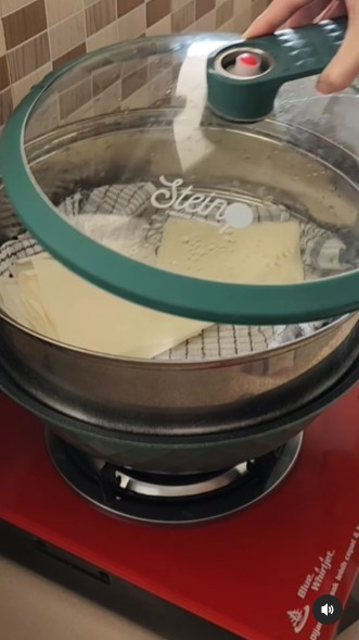 Bukan didiamkan di suhu ruang, ini trik melenturkan kulit lumpia beku hanya dalam 3 menit