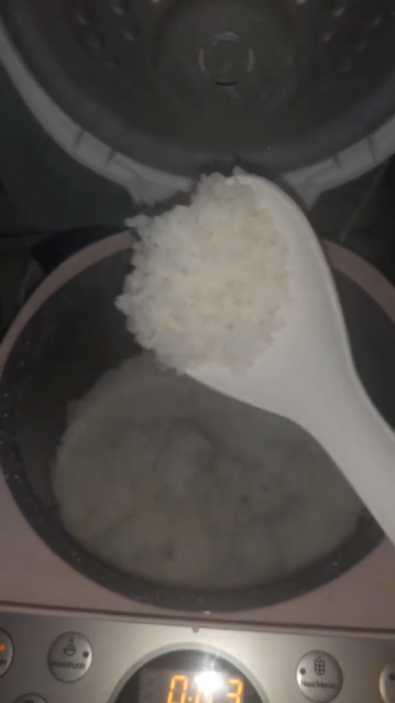 Tanpa perlu ditambah minyak goreng, ini trik menanak nasi agar tak cepat basi dan bau sampai 2 hari