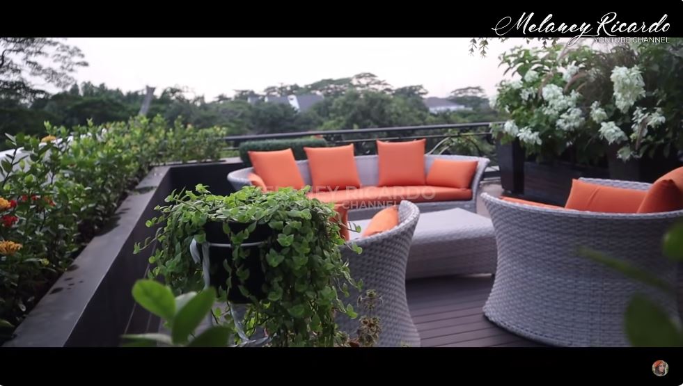 potret rooftop prilly latuconsina © YouTube