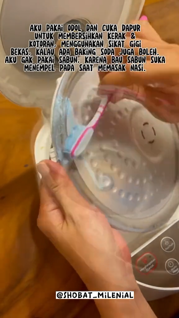Tanpa digosok baking soda, ini cara bersihkan kerak gosong di dasar rice cooker pakai 1 bahan dapur