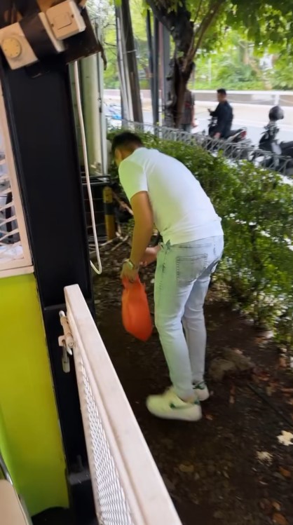 Andhika Pratama punguti sampah © Instagram