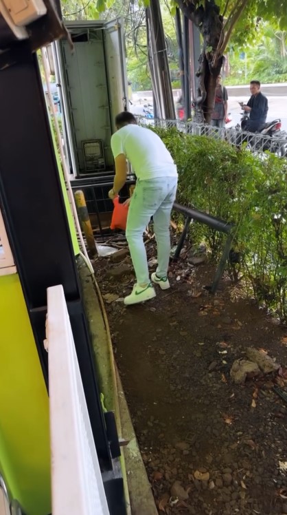 Andhika Pratama punguti sampah © Instagram