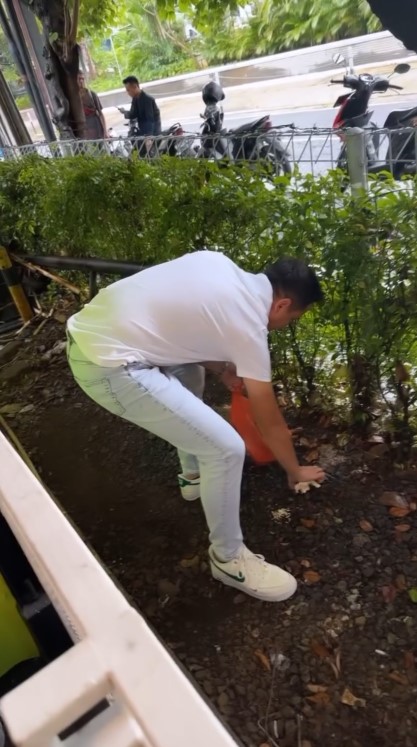 Andhika Pratama punguti sampah © Instagram