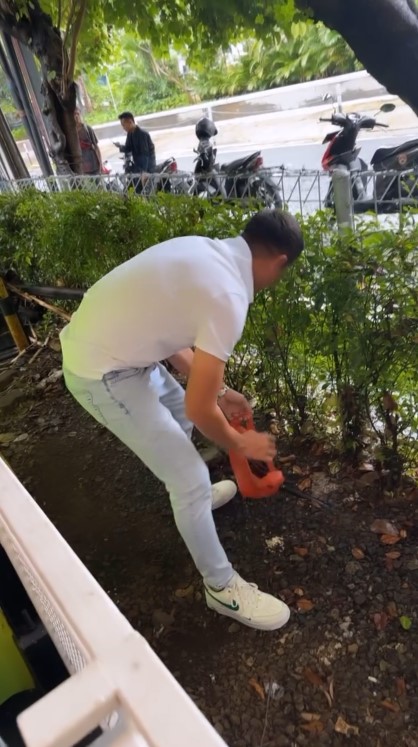 Andhika Pratama punguti sampah © Instagram