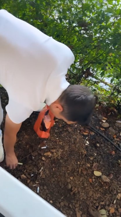 Andhika Pratama punguti sampah © Instagram