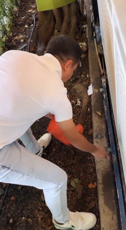 Andhika Pratama punguti sampah © Instagram