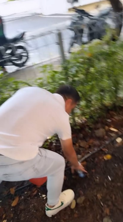 Andhika Pratama punguti sampah © Instagram