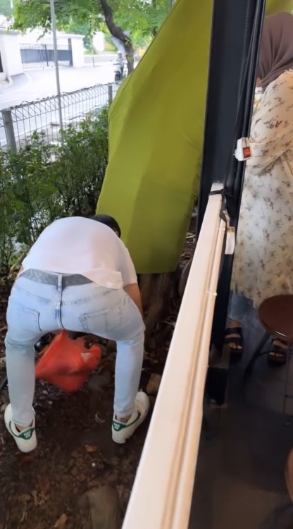 Andhika Pratama punguti sampah © Instagram