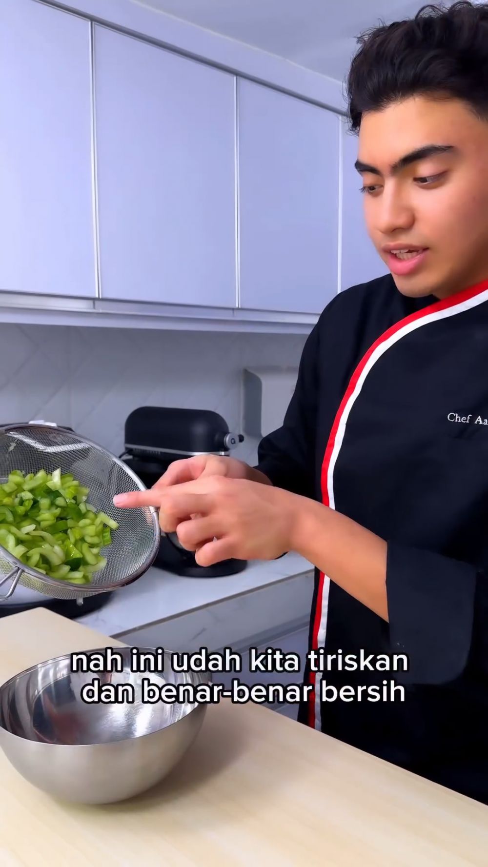 Tanpa dimasukkan kulkas, ini trik bikin acar timun lebih garing, tetap hijau, dan segar sampai 2 hari