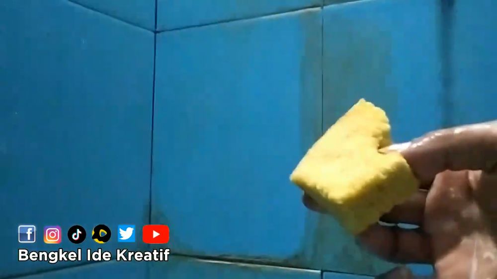 Tanpa perlu digosok, cara pria ini hilangkan kerak di dinding kamar mandi ampuh pakai 1 bumbu dapur