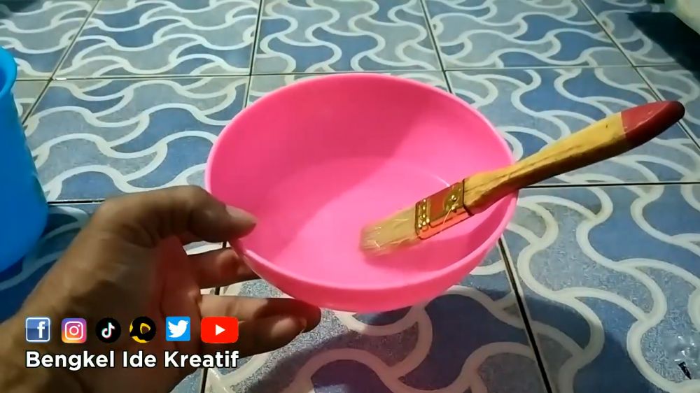 Tanpa perlu digosok, cara pria ini hilangkan kerak di dinding kamar mandi ampuh pakai 1 bumbu dapur