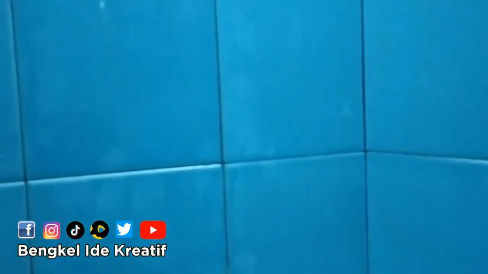 Tanpa perlu digosok, cara pria ini hilangkan kerak di dinding kamar mandi ampuh pakai 1 bumbu dapur