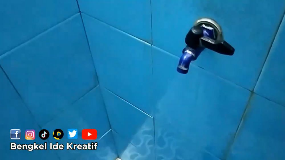 Tanpa perlu digosok, cara pria ini hilangkan kerak di dinding kamar mandi ampuh pakai 1 bumbu dapur