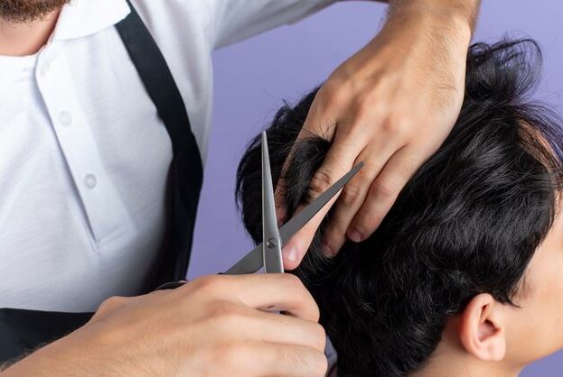 Arti mimpi rambut dipotong pendek oleh orang lain freepik.com