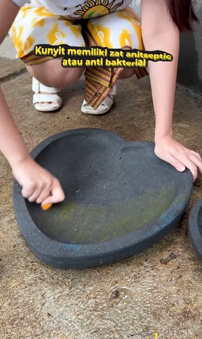 Tak perlu direndam air atau digosok ampas kelapa, trik cuci cobek batu ala wanita ini ampuh basmi debu