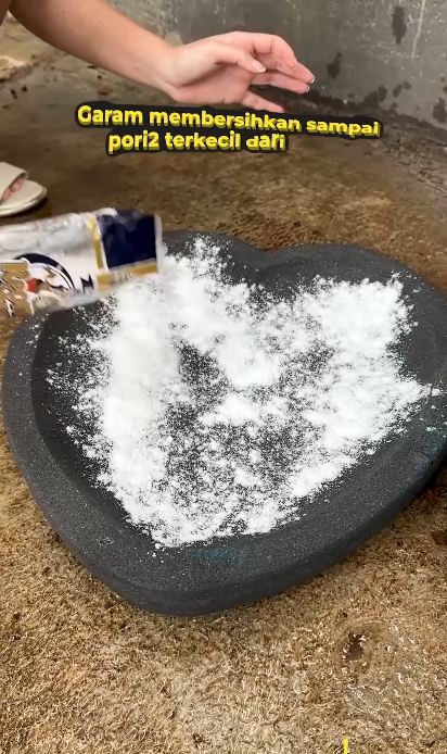 Tak perlu direndam air atau digosok ampas kelapa, trik cuci cobek batu ala wanita ini ampuh basmi debu