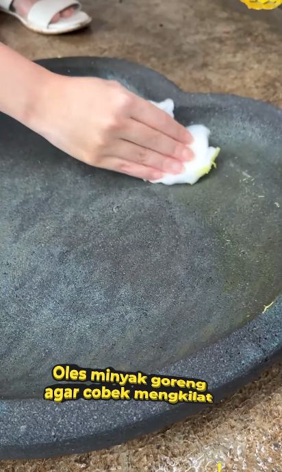 Tak perlu direndam air atau digosok ampas kelapa, trik cuci cobek batu ala wanita ini ampuh basmi debu