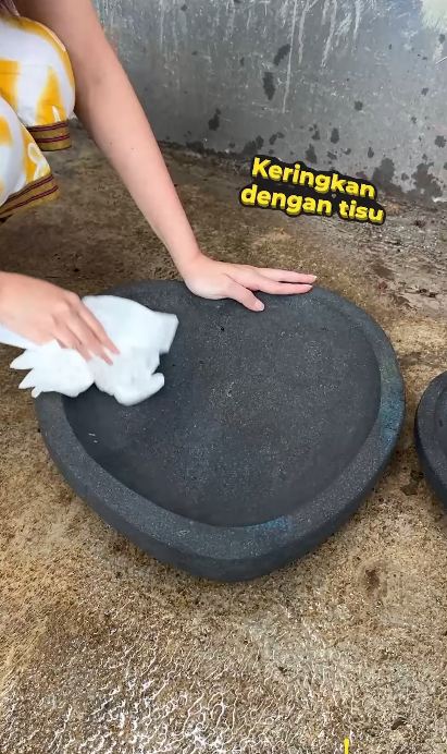 Tak perlu direndam air atau digosok ampas kelapa, trik cuci cobek batu ala wanita ini ampuh basmi debu