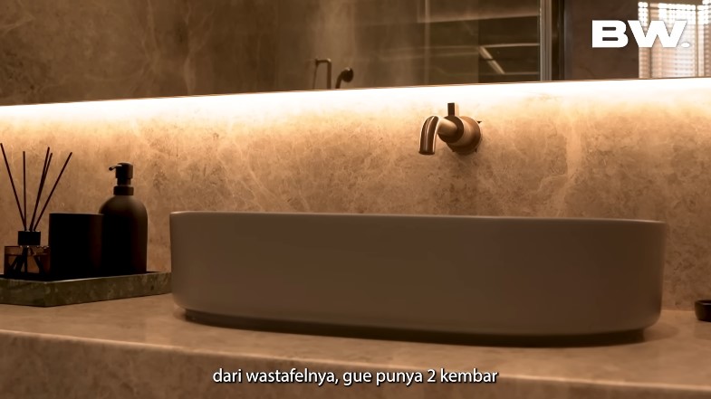 Boy William toiletnya pakai remote © YouTube
