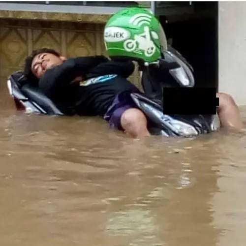 11 Potret kocak orang menghadapi banjir ini santuinya nggak ada lawan, bikin tepuk jidat