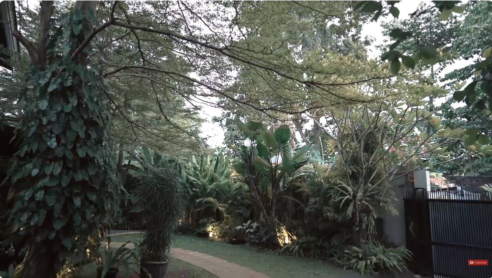 potret teras di rumah yuni shara © YouTube