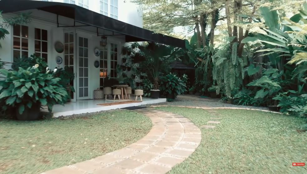 potret teras di rumah yuni shara © YouTube