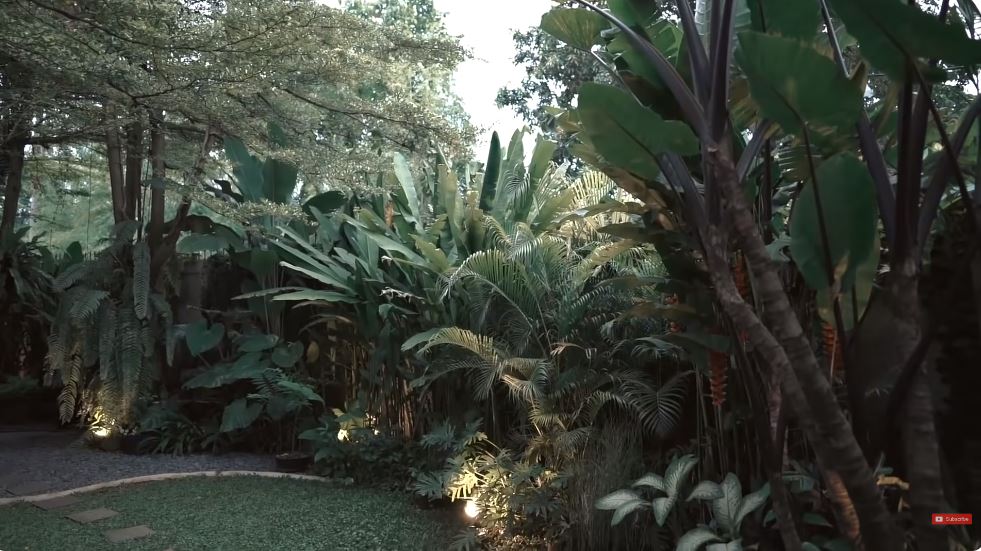 potret teras di rumah yuni shara © YouTube