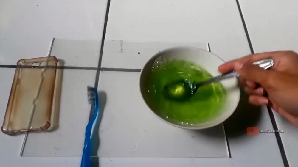 Tanpa perlu digosok, ini trik memutihkan casing HP yang menguning agar bening lagi pakai 2 bahan dapur