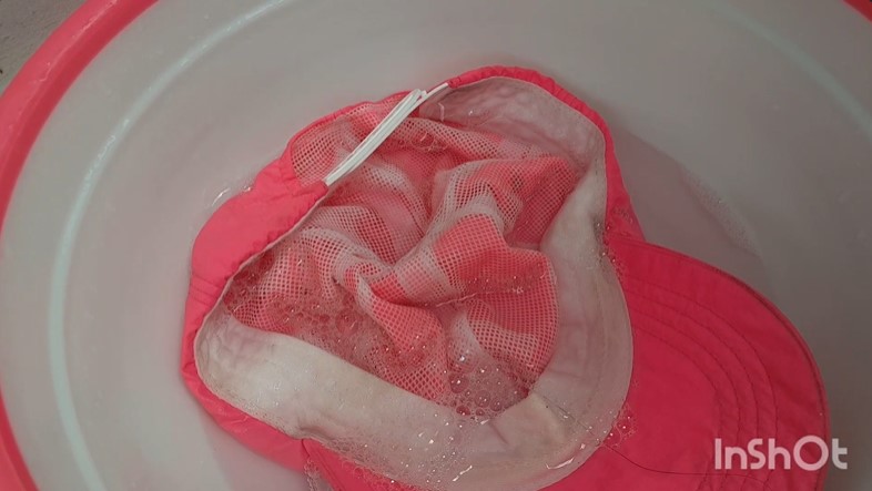 Tanpa disikat kuat, ini trik bersihkan noda kuning dan jamur di bagian dalam topi pakai 2 bahan dapur