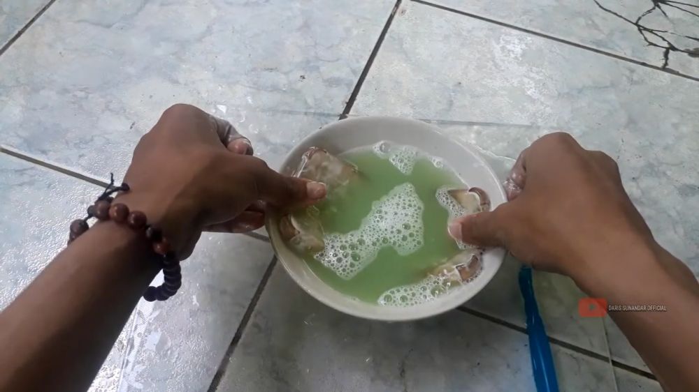 Tanpa perlu digosok, ini trik memutihkan casing HP yang menguning agar bening lagi pakai 2 bahan dapur