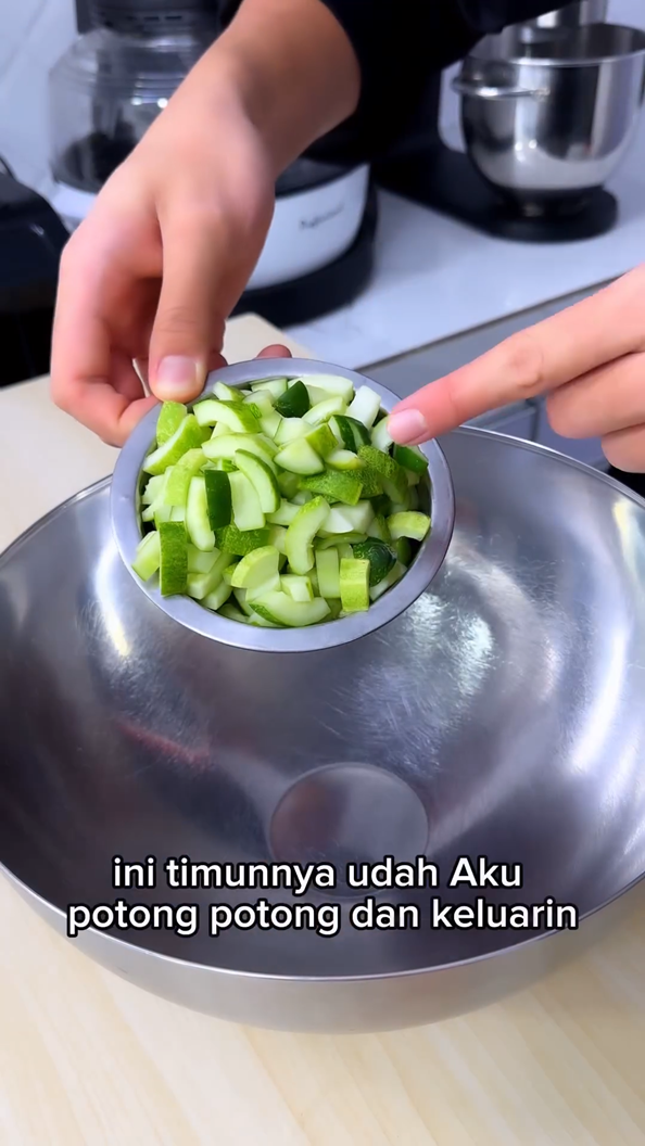 Tanpa dimasukkan kulkas, ini trik bikin acar timun lebih garing, tetap hijau, dan segar sampai 2 hari