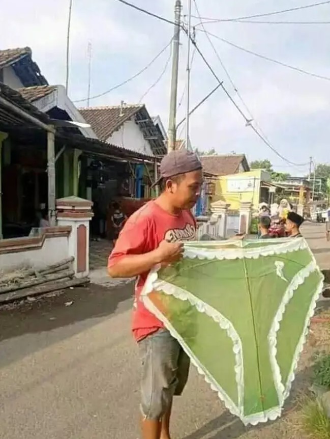 Layangan bikin salah paham  Berbagai sumber