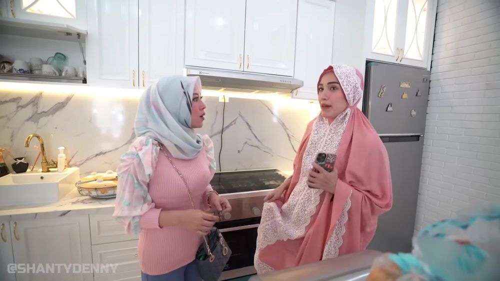 dapur pasha ungu serba marmer © 2024 brilio.net