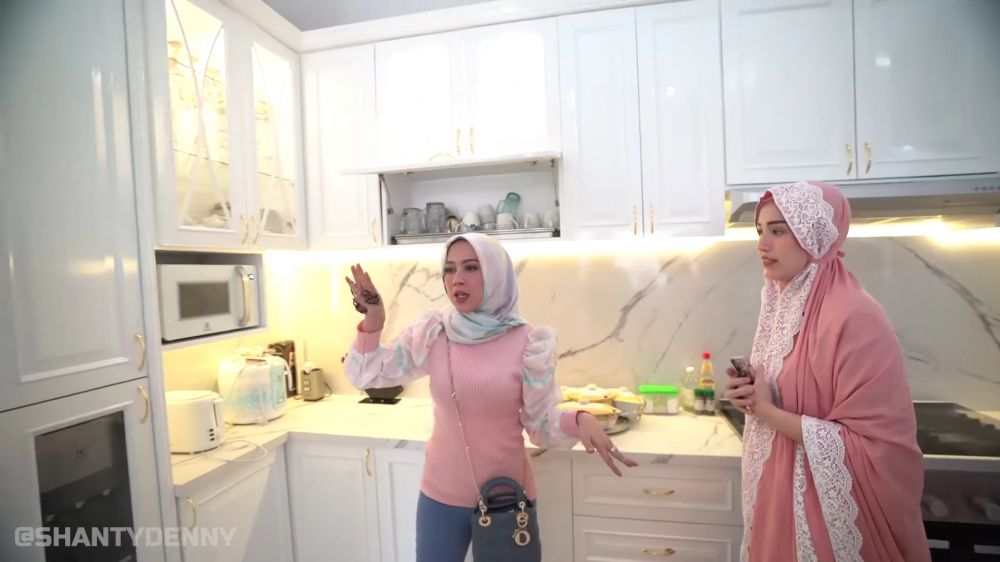 dapur pasha ungu serba marmer © 2024 brilio.net dapur pasha ungu serba marmer © 2024 brilio.net