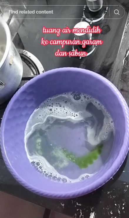 Tak perlu baking soda, ini trik bersihkan cipratan minyak di kompor cuma pakai 2 bahan dapur