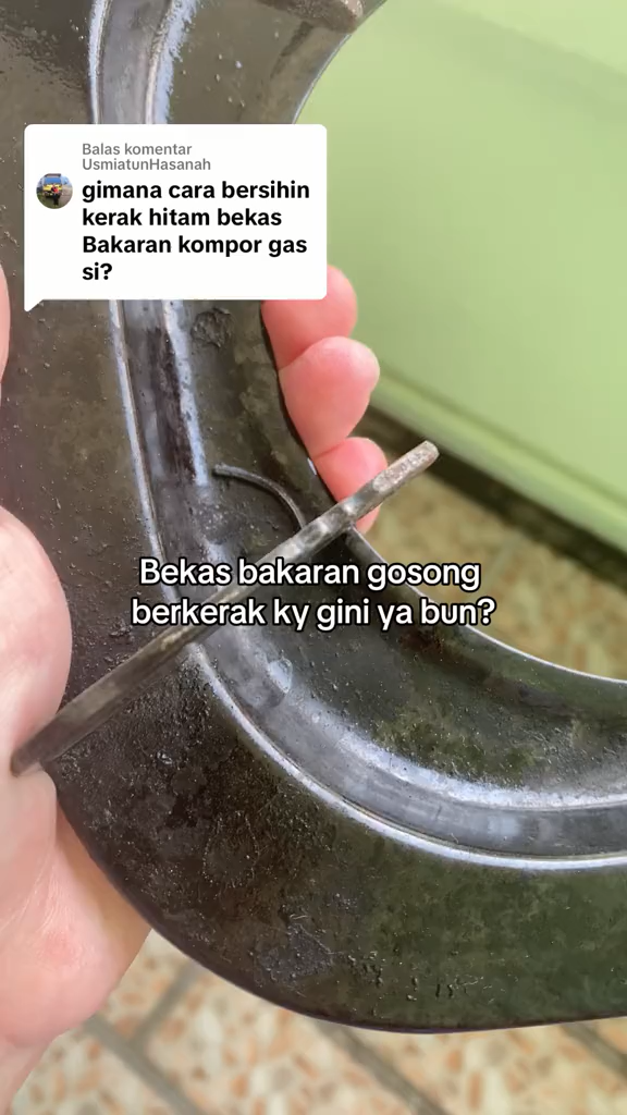 Tanpa direndam air panas, cara wanita bersihkan kerak di tungku kompor ini praktis pakai 1 bahan dapur