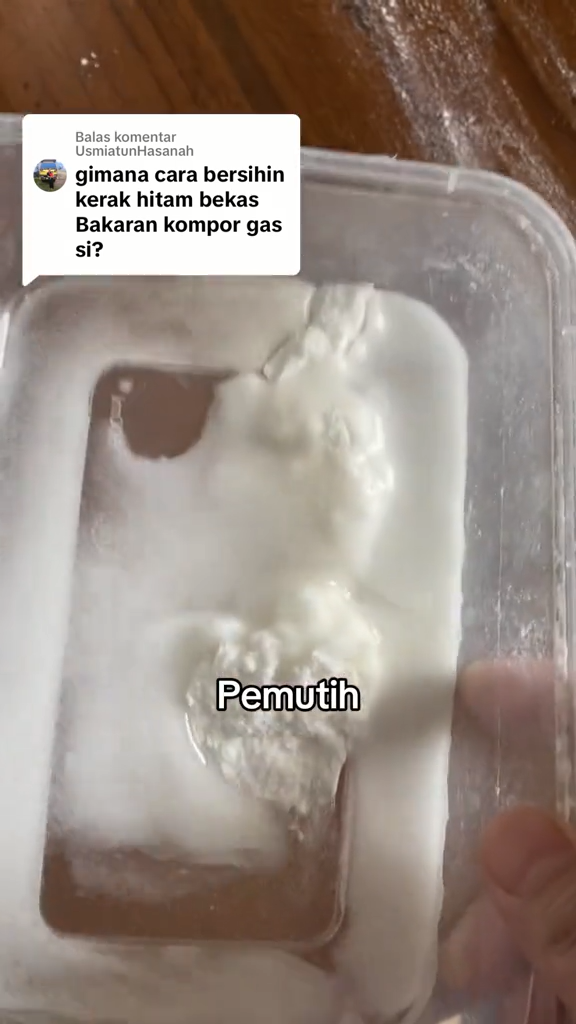 Tanpa direndam air panas, cara wanita bersihkan kerak di tungku kompor ini praktis pakai 1 bahan dapur