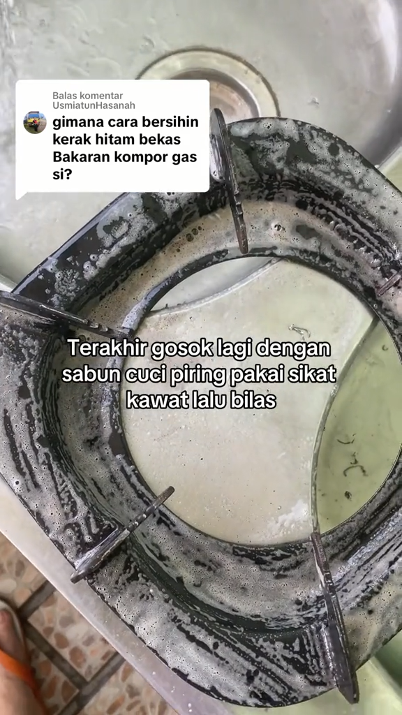 Tanpa direndam air panas, cara wanita bersihkan kerak di tungku kompor ini praktis pakai 1 bahan dapur