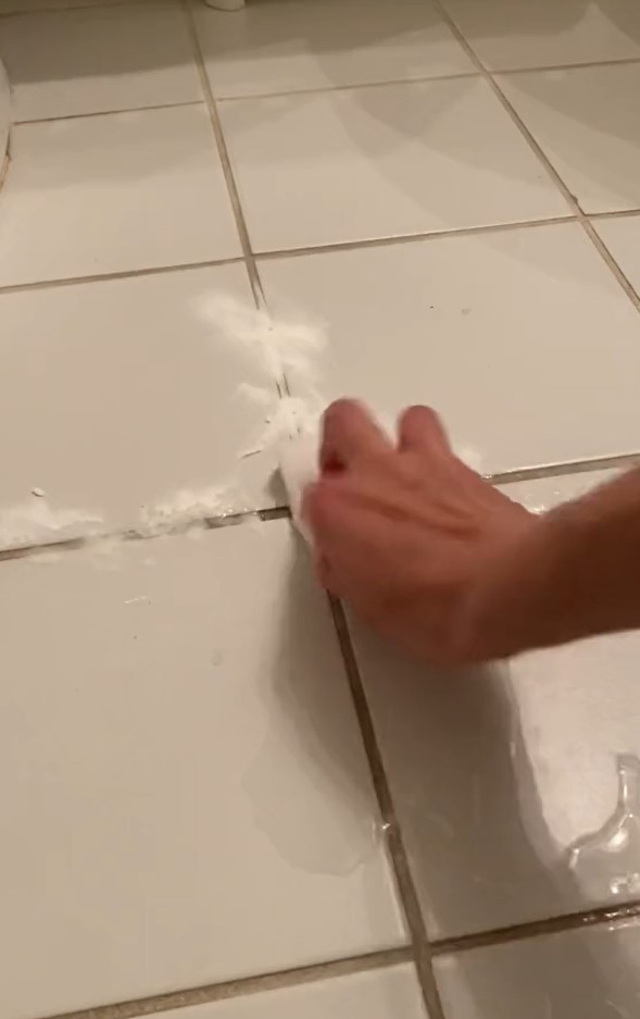 Tanpa ditaburi sitrun, ini trik bersihkan nat keramik dekil agar putih lagi andalkan 1 bahan dapur