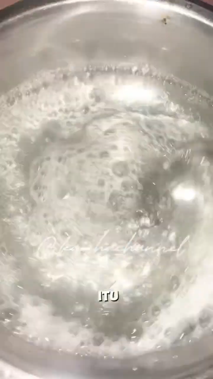 Tanpa digosok pasta gigi, ini cara bersihkan kulkas agar kinclong dan wangi pakai 2 bahan dapur