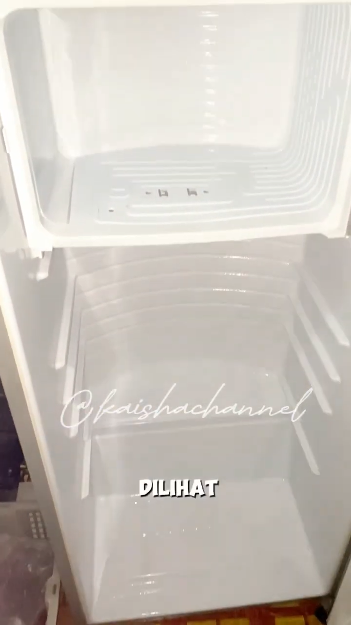 Tanpa digosok pasta gigi, ini cara bersihkan kulkas agar kinclong dan wangi pakai 2 bahan dapur