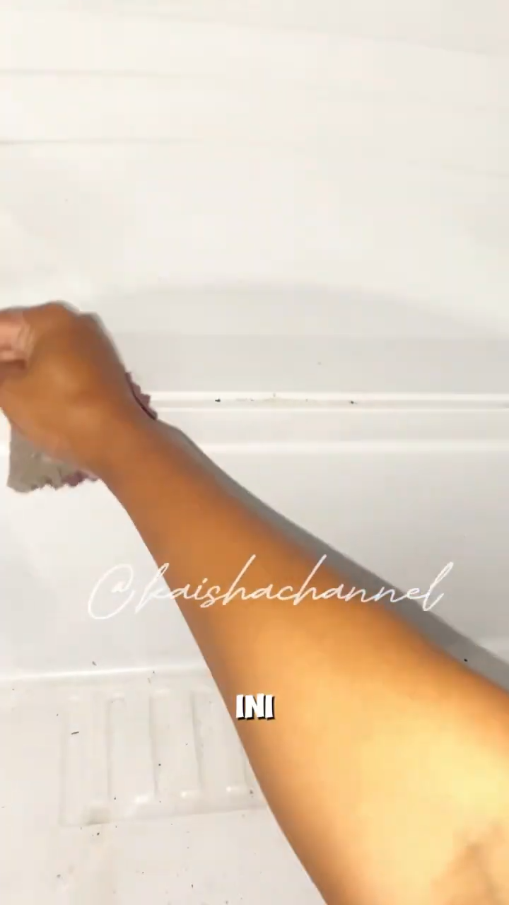 Tanpa digosok pasta gigi, ini cara bersihkan kulkas agar kinclong dan wangi pakai 2 bahan dapur