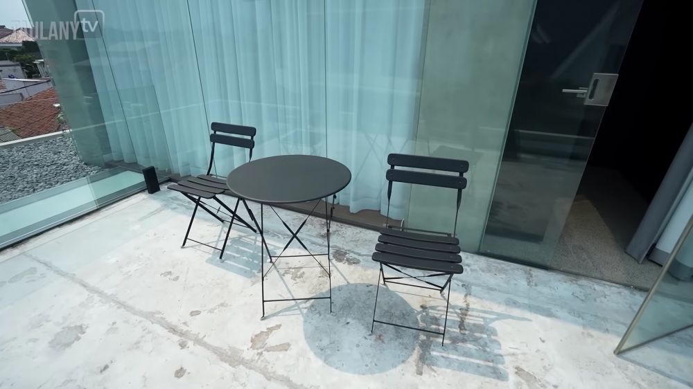 rooftop rumah desta © 2024 brilio.net rooftop rumah desta © 2024 brilio.net