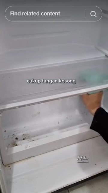 Bukan disiram air, ini trik bersihkan noda dan bunga es kulkas agar kinclong lagi andalkan 1 alat