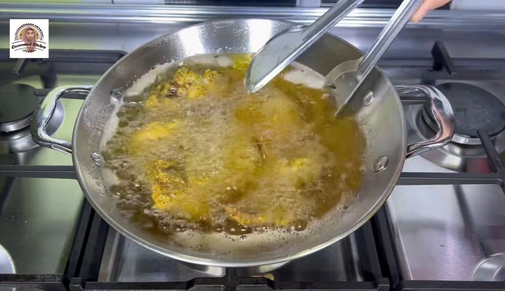 Tanpa diungkep, ini trik menggoreng ayam agar matang sempurna dan bumbunya meresap